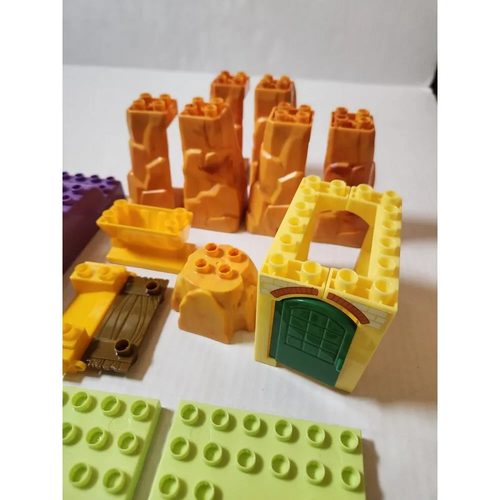 Mega Bloks Mixed Lot – Train Station & Building Pieces